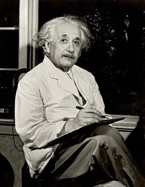 Альберт Ейнштейн фото оргигінал І багато його розумних уитат